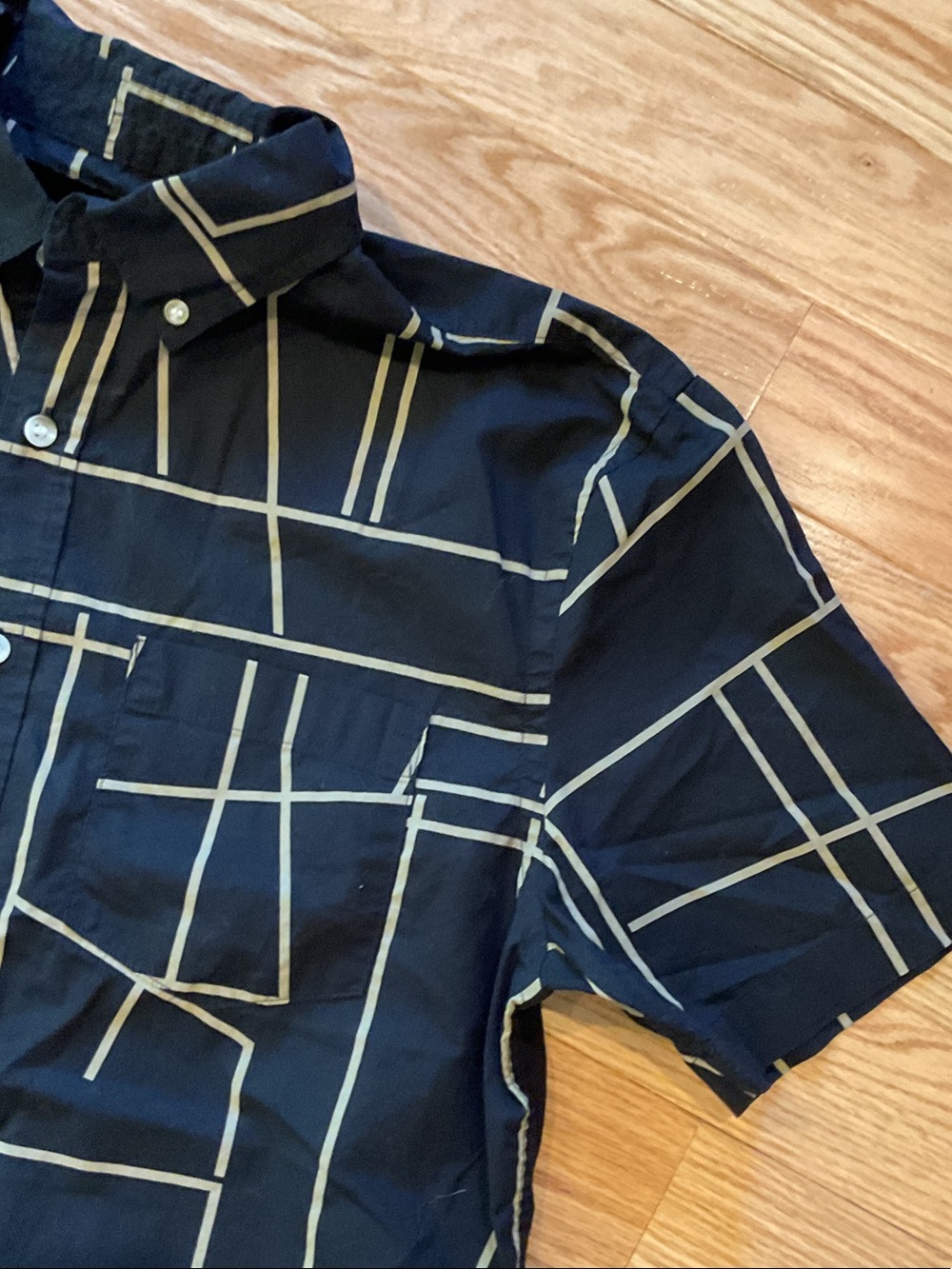 Banana Republic Black Short-Sleeve Button-Down Tan Geometric Lines NWOT medium - Picture 4 of 9
